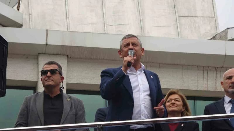 Yeni Parti Genel Başkanı Özgür Özel, gündemdeki fon krizine vurgu yaparak "Yaşadığımız krizler yetmezmiş gibi şimdi bir