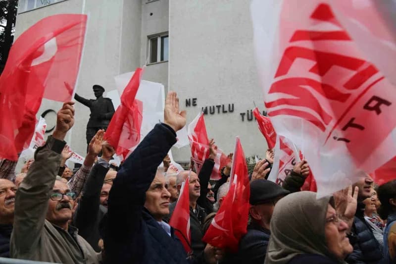 Özel, Milli İrade Meydanı’nda Artvinliler’e seslendi.