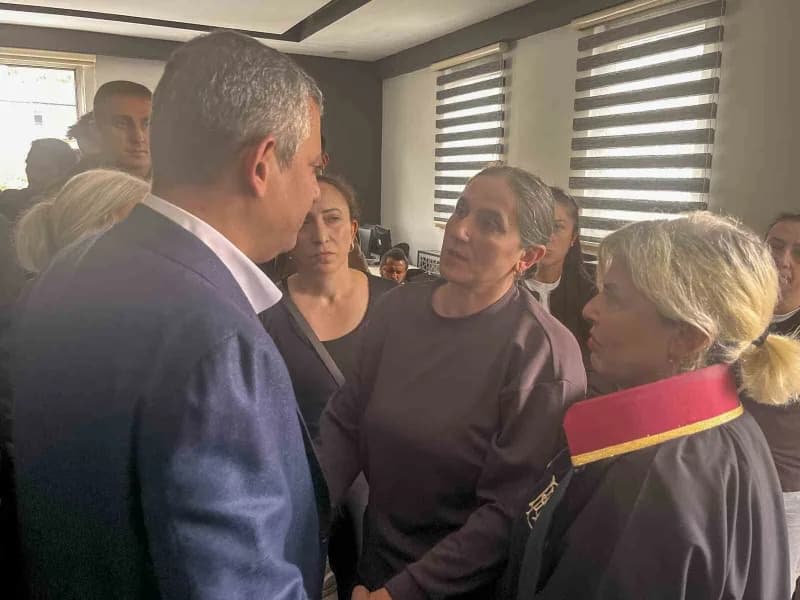 Özel, ardından Borçka Cankurtaran bölgesinde çevre mücadelesi verirken öldürülen Reşit Kibar'ın Artvin Adliyesi'nde görü