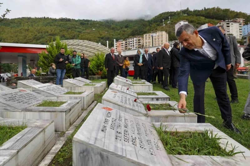 Yeni Parti Genel Başkanı Özgür Özel Artvin'de halka seslenirken