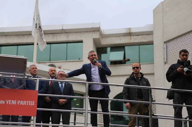 Yeni Parti Genel Başkanı Özgür Özel, gündemdeki fon krizine vurgu yaparak "Yaşadığımız krizler yetmezmiş gibi şimdi bir