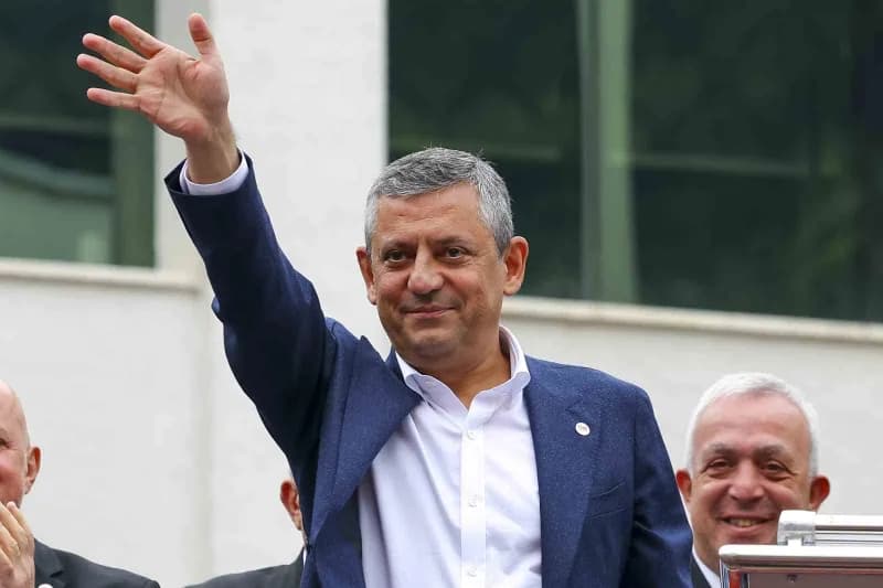 Yeni Parti Genel Başkanı Özgür Özel, gündemdeki fon krizine vurgu yaparak "Yaşadığımız krizler yetmezmiş gibi şimdi bir