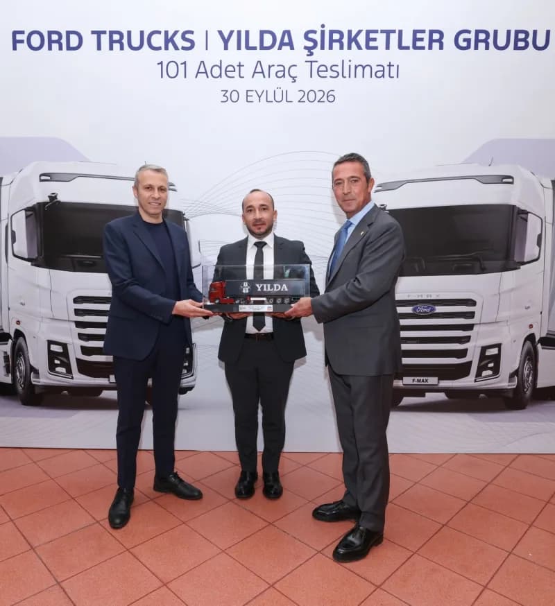 (Soldan sağa) Ford Trucks'tan Sorumlu Genel Müdür Yardımcısı Emrah Duman (Solda), Koç Holding Yönetim Kurulu Başkan Veki