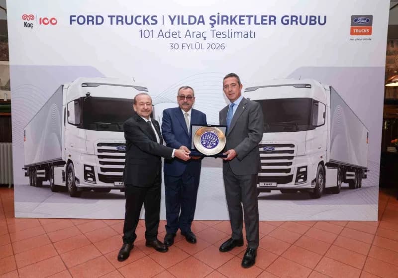 Yılda Şirketler Grubu Yönetim Kurulu Başkanı Memik Yılmaz (Solda), Koç Holding Yönetim Kurulu Başkan Vekili ve Ford Otos