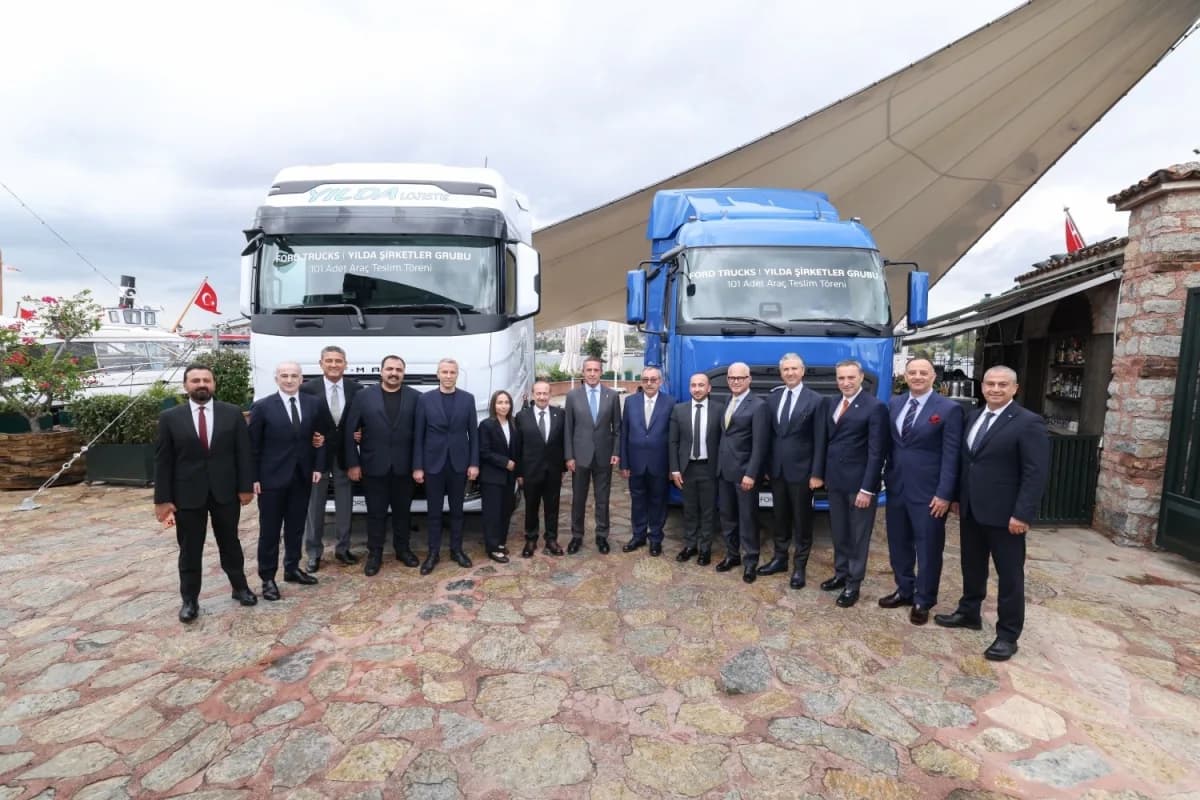 Ford Trucks tarafından Yılda Şirketler Grubu’na teslim edilen 101 ağır ticari araçların toplu fotoğrafı