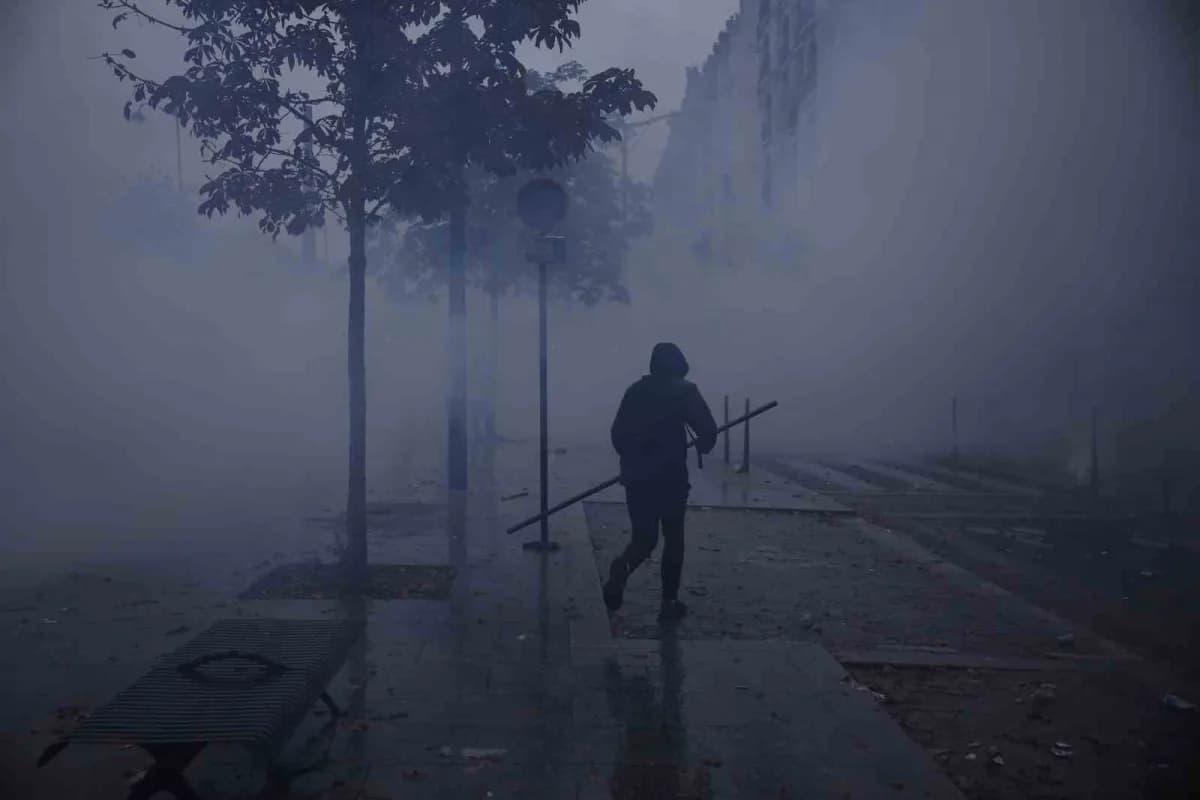 Fransa'da öğrenciler, sendikalar ve çeşitli toplumsal hareketlerin çağrısıyla ülke genelinde gösteri