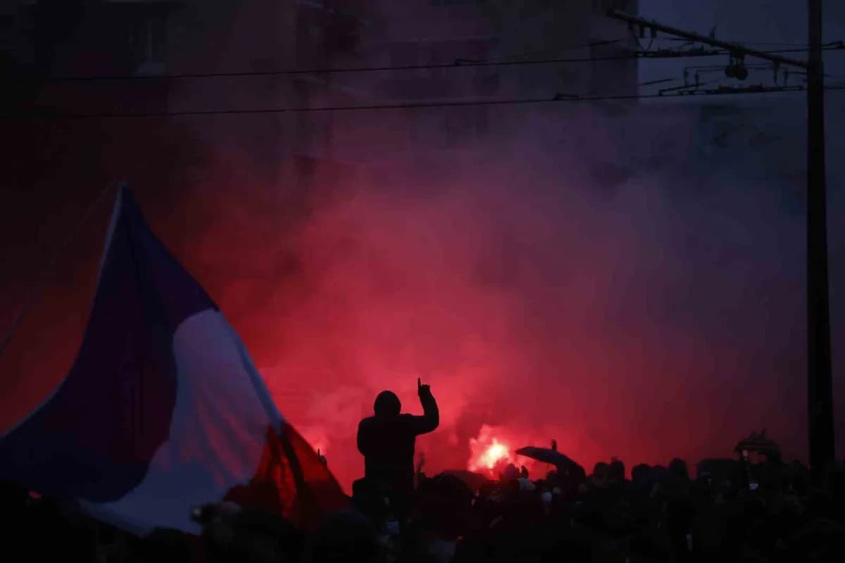 Fransa sokaklarında hayat pahalılığı ve eğitim politikalarına karşı düzenlenen gösterilerden kalabal