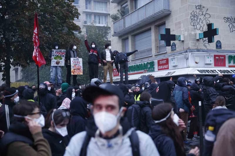 Fransa'da öğrenciler, sendikalar ve çeşitli toplumsal hareketlerin çağrısıyla ülke genelinde gösteri