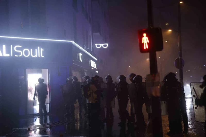 Fransa'da öğrenciler, sendikalar ve çeşitli toplumsal hareketlerin çağrısıyla ülke genelinde gösteri