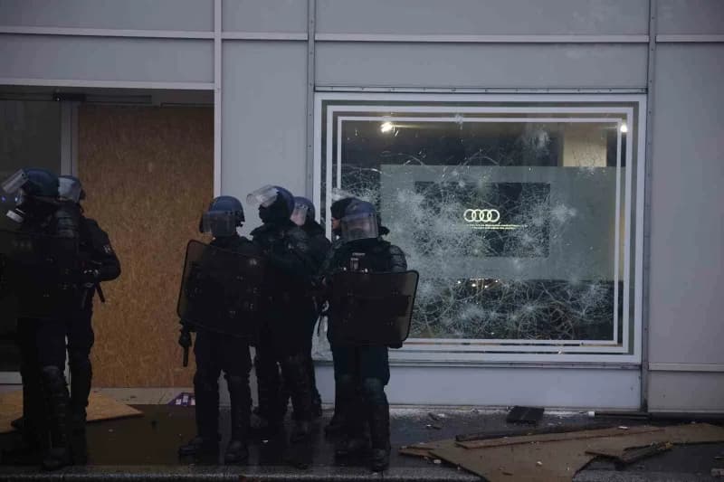 Fransa'da öğrenciler, sendikalar ve çeşitli toplumsal hareketlerin çağrısıyla ülke genelinde gösteri