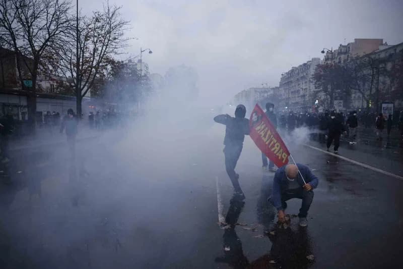 Fransa'da öğrenciler, sendikalar ve çeşitli toplumsal hareketlerin çağrısıyla ülke genelinde gösteri