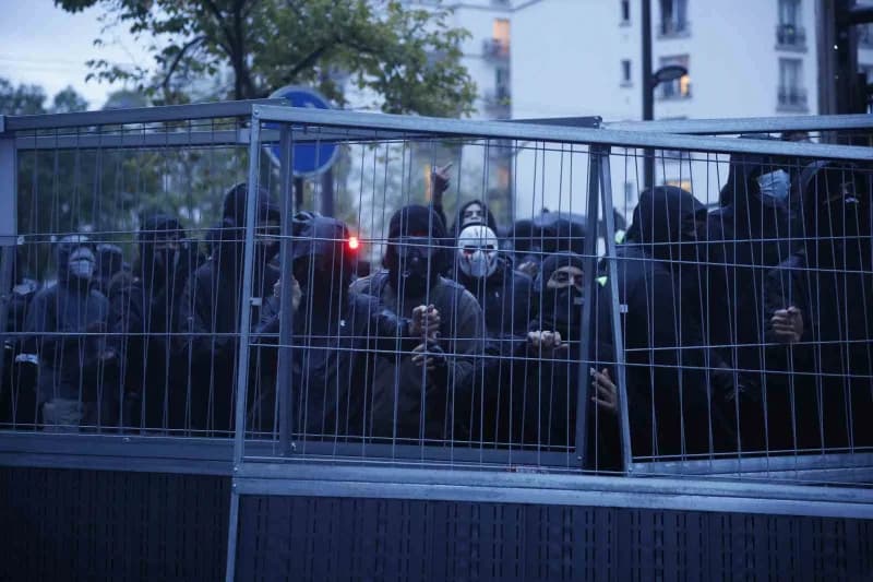 Fransa'da öğrenciler, sendikalar ve çeşitli toplumsal hareketlerin çağrısıyla ülke genelinde gösteri