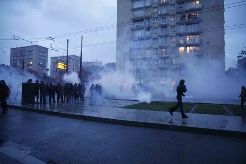 Fransa'da öğrenciler, sendikalar ve çeşitli toplumsal hareketlerin çağrısıyla ülke genelinde gösteri
