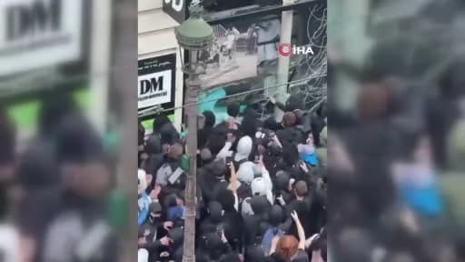 Fransa’da lise eylemleri sırasında polis ve göstericiler arasında arbede yaşanıyor