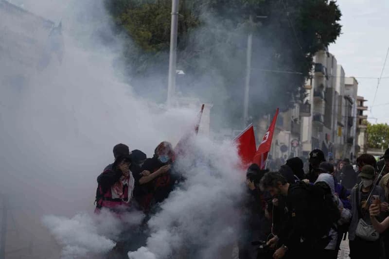 Fransa'da yaklaşık 10 gün önce Öğretmen eksikliği ve Eğitim şartlarına tepki olarak başlayan lise eylemleri ülke genelin