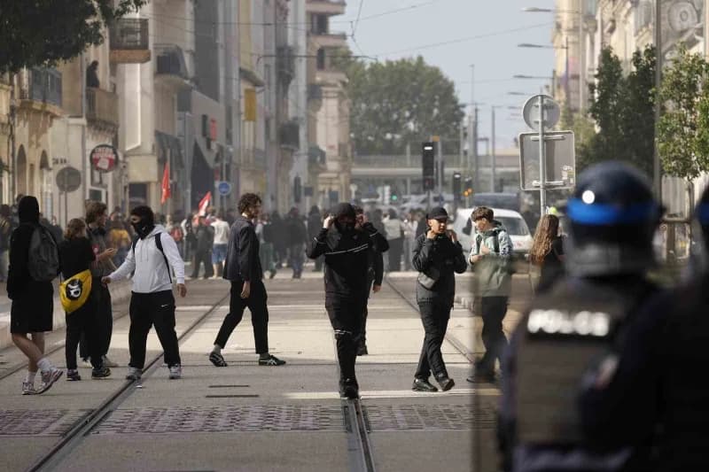 Fransa'da lise öğrencilerinin eğitim şartları ve öğretmen eksikliğine karşı düzenlediği protestolardan bir kare