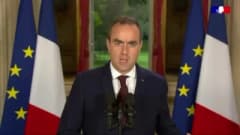 Fransa Başbakanı Sebastien Lecornu basın toplantısında konuşuyor