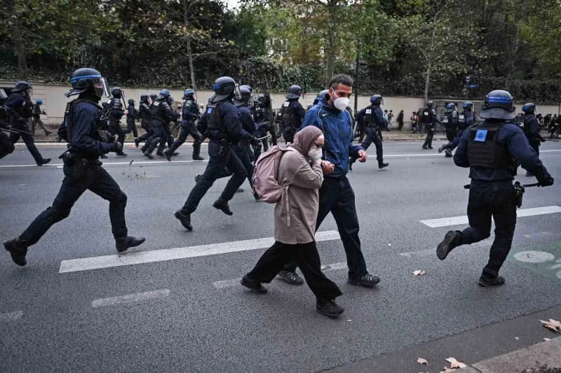 Fransa’da öğrenci protestolarında kalabalık bir grup sokakta yürüyüş yapıyor
