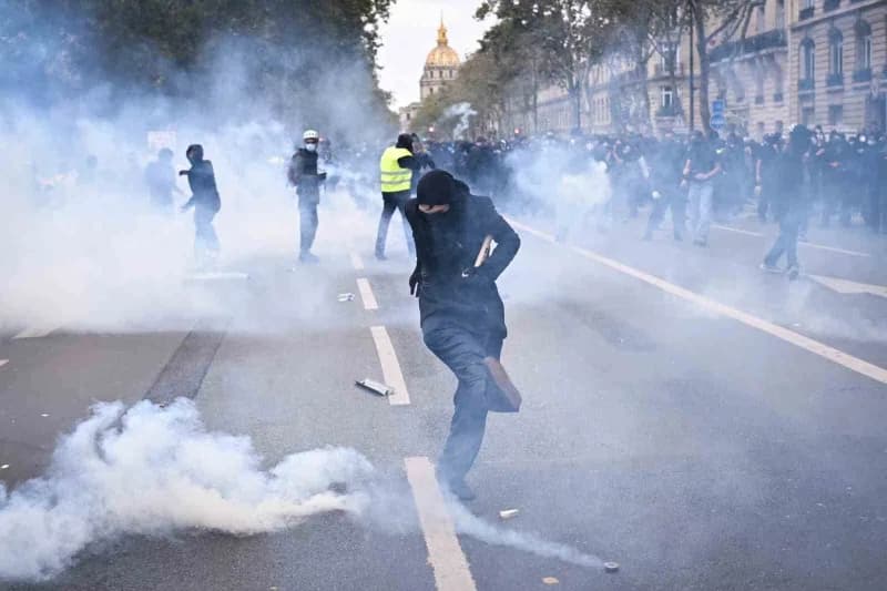 Fransa'da üçüncü haftasında devam eden öğrenci protestolarında bugün 160 binden fazla kişi sokağa inerken, Öğrenciler 17