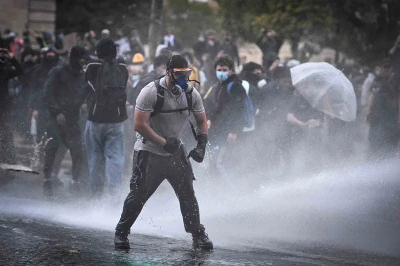 Fransa'da üçüncü haftasında devam eden öğrenci protestolarında bugün 160 binden fazla kişi sokağa inerken, Öğrenciler 17