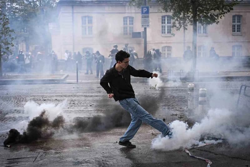 Fransa'da üçüncü haftasında devam eden öğrenci protestolarında bugün 160 binden fazla kişi sokağa inerken, Öğrenciler 17