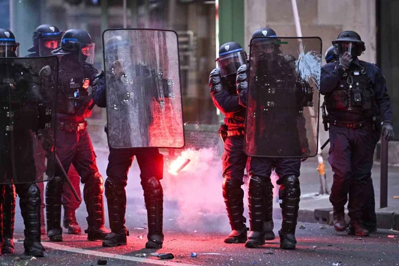 Fransa'da üçüncü haftasında devam eden öğrenci protestolarında bugün 160 binden fazla kişi sokağa inerken, Öğrenciler 17