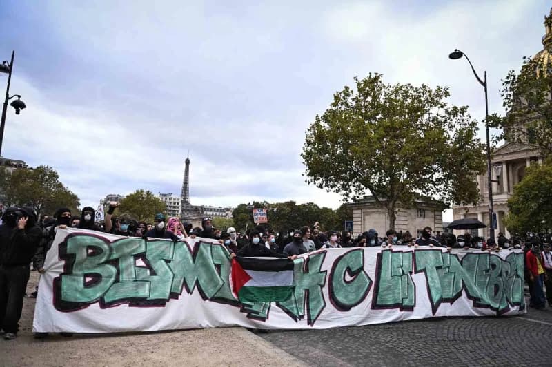 Fransa'da üçüncü haftasında devam eden öğrenci protestolarında bugün 160 binden fazla kişi sokağa inerken, Öğrenciler 17
