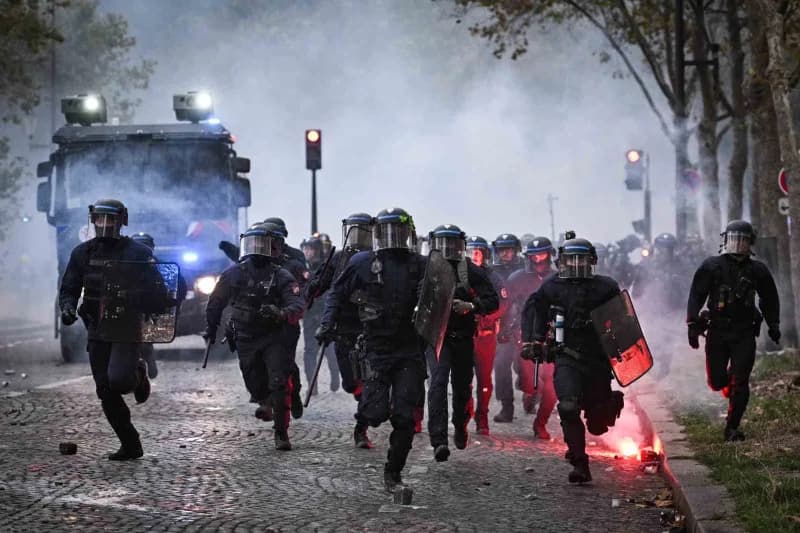 Fransa'da üçüncü haftasında devam eden öğrenci protestolarında bugün 160 binden fazla kişi sokağa inerken, Öğrenciler 17