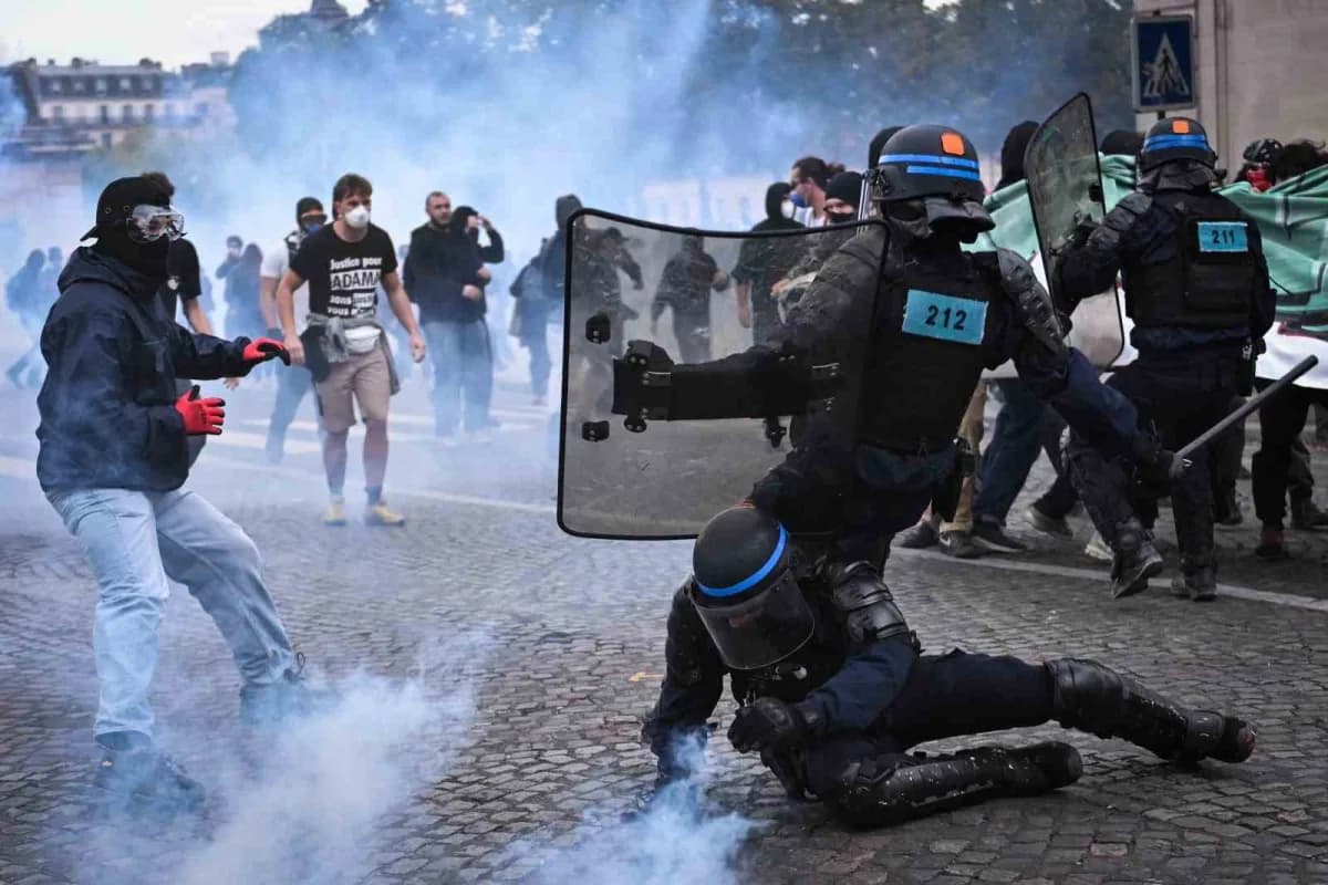 Fransa'da üçüncü haftasında devam eden öğrenci protestolarında bugün 160 binden fazla kişi sokağa inerken, Öğrenciler 17