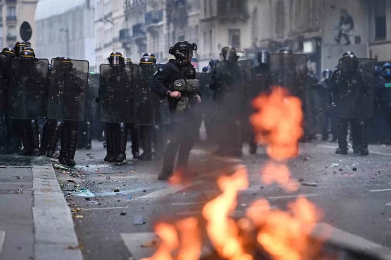 Fransa'da üçüncü haftasında devam eden öğrenci protestolarında bugün 160 binden fazla kişi sokağa inerken, Öğrenciler 17