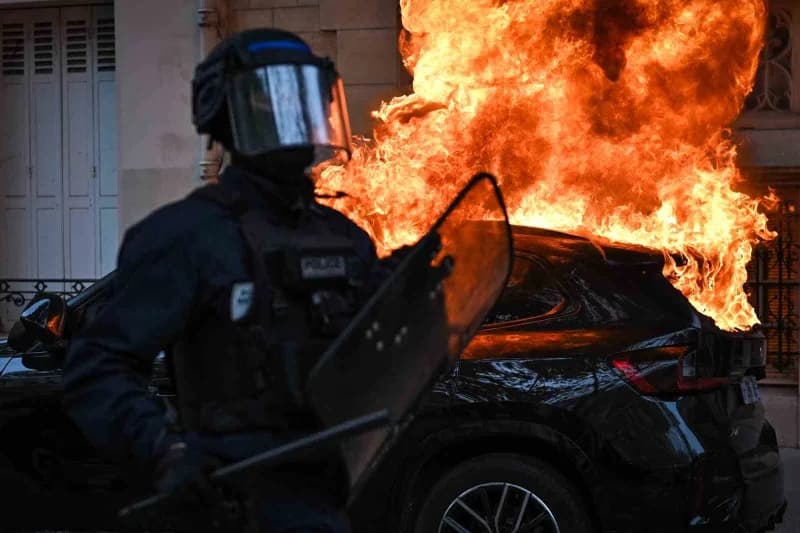 Fransa'da üçüncü haftasında devam eden öğrenci protestolarında bugün 160 binden fazla kişi sokağa inerken, Öğrenciler 17