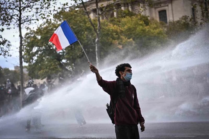 Fransa'da üçüncü haftasında devam eden öğrenci protestolarında bugün 160 binden fazla kişi sokağa inerken, Öğrenciler 17