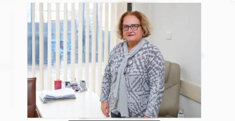 Füsun Atay, Ayvalık Kent Konseyi Başkanlığına adaylığını açıklarken konuşuyor