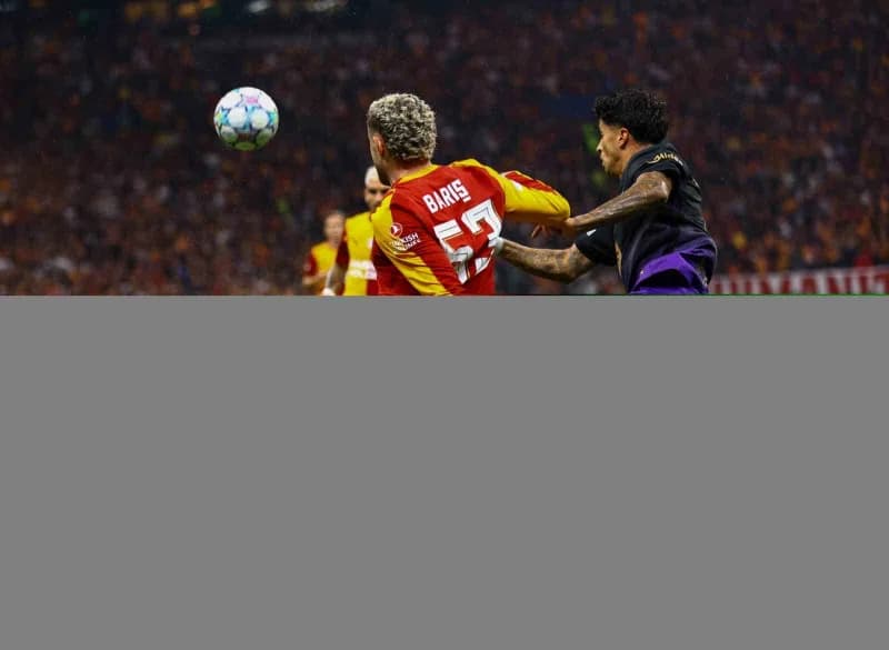 Galatasaraylı futbolcu Barış Alper Yılmaz, Barcelona maçında da yine sağ bek pozisyonunda başladı.
