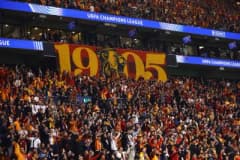 Galatasaray futbolcuları Barcelona maçında sahada mücadele ediyor