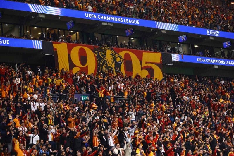Galatasaray futbolcuları Barcelona maçında sahada mücadele ediyor