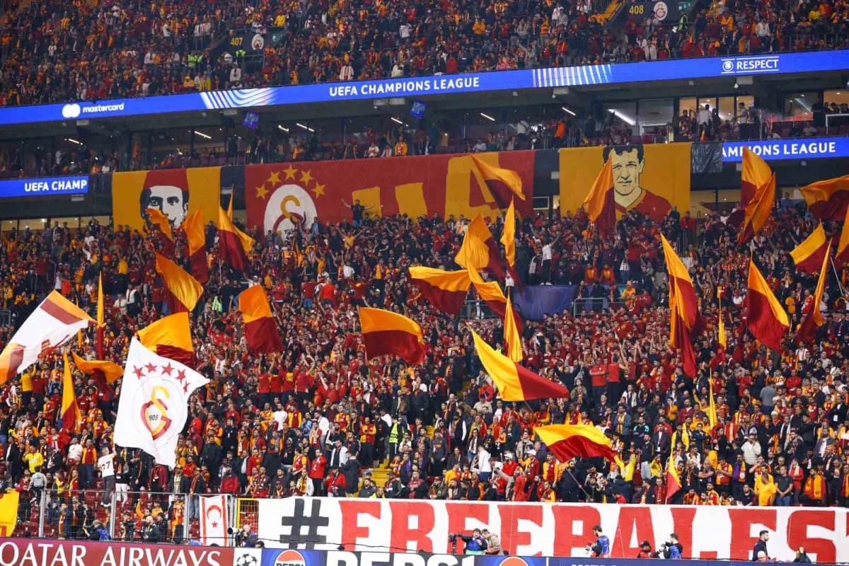 Galatasaray taraftarı, Barcelona maçında takımını yalnız bırakmadı. RAMS Park'ın tribünlerini dolduran Sarı-kırmızılılar