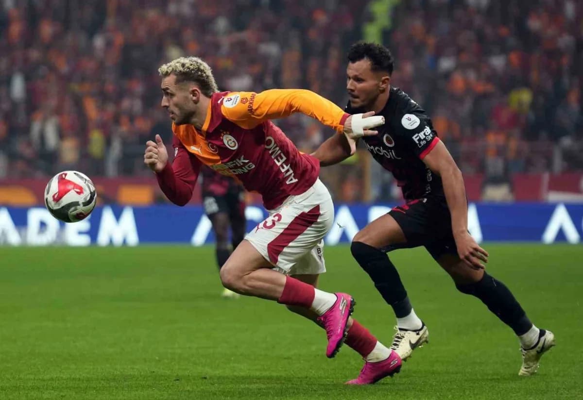 Galatasaray futbolcuları maç öncesi sahada hazırlık yapıyor