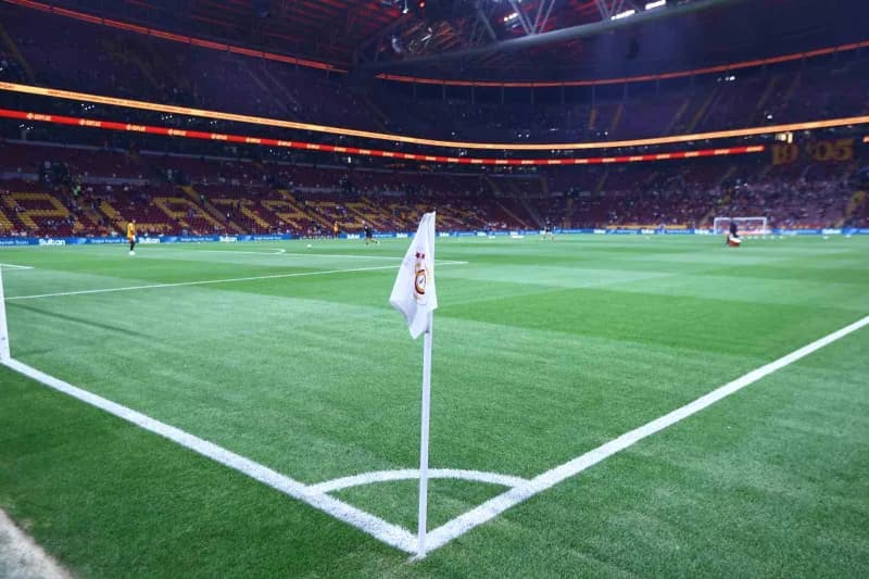 Milli maçlar nedeniyle verilen arada Galatasaray'da zeminde yenileme çalışmaları yaptı. Bu ara dönemde yoğun çalışmalar