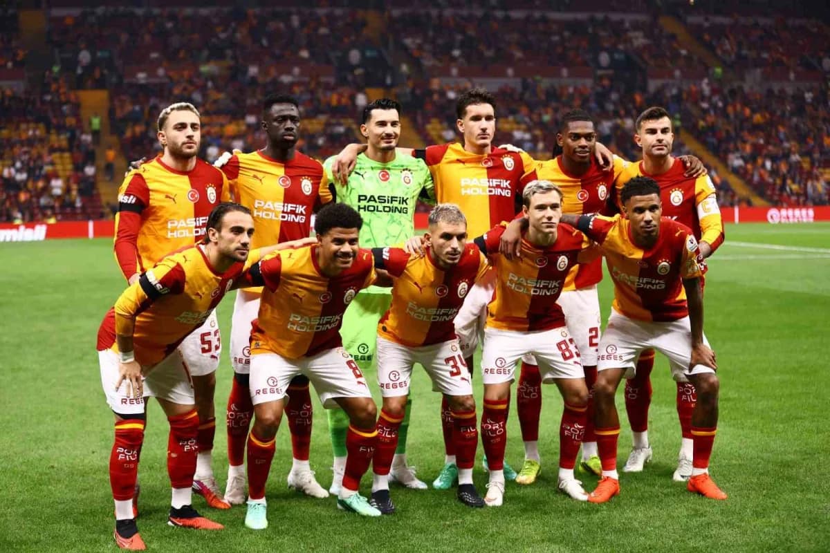 Galatasaray futbolcuları Kasımpaşa maçında sahada mücadele ediyor