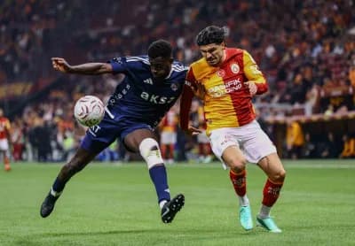 Trendyol Süper Lig maçında Galatasaray ve Kasımpaşa oyuncuları RAMS Park'ta mücadele ediyor