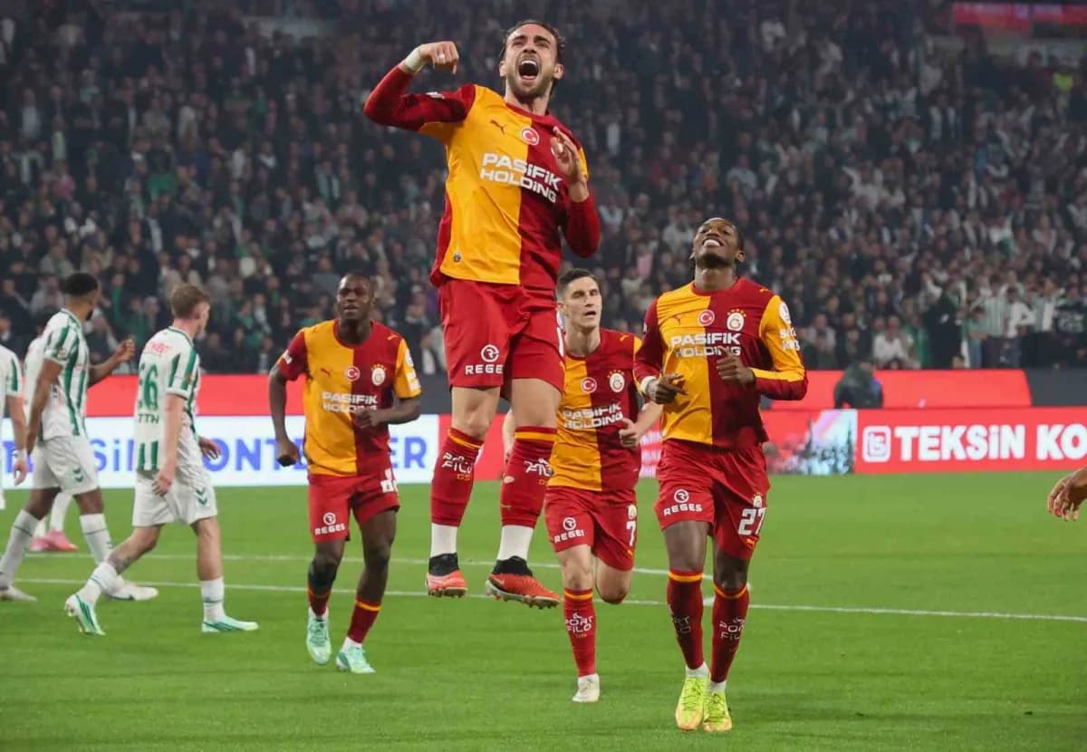 Galatasaray futbolcuları Konyaspor maçında gol sevinci yaşarken