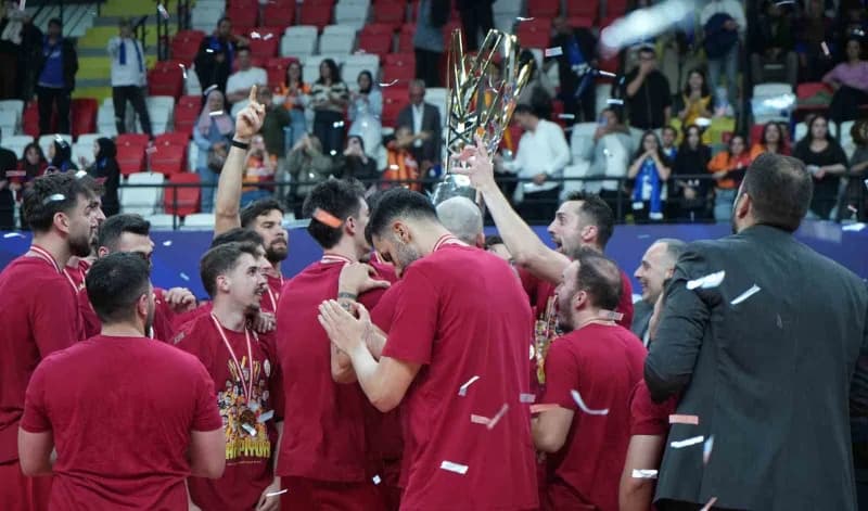 Kırıkkale Merkez Yeni Spor Salonu'nda oynanan 2026 Voleybol Erkekler AXA Sigorta Şampiyonlar Kupası mücadelesinde Galata