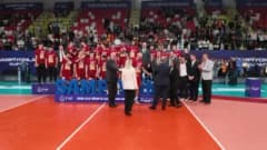 Galatasaray voleybol takımı Kırıkkale'de AXA Sigorta Şampiyonlar Kupası'nı kazanırken kupayı kaldırıyor