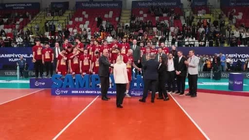 Galatasaray voleybol takımı Kırıkkale'de AXA Sigorta Şampiyonlar Kupası'nı kazanırken kupayı kaldırıyor
