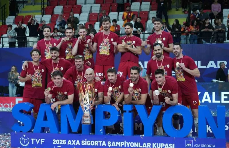 Galatasaray voleybol takımı Kırıkkale'de AXA Sigorta Şampiyonlar Kupası'nı kazanırken kupayı kaldırıyor