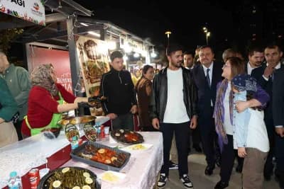 Gaziantep Büyükşehir Belediye Başkanı Fatma Şahin, GastroAntep Festival Park’ta stantları ziyaret ederken