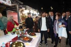Gaziantep Büyükşehir Belediye Başkanı Fatma Şahin, GastroAntep Festival Park’ta stantları ziyaret ederken
