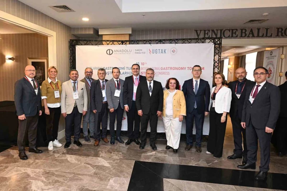 10. Uluslararası Gastronomi Turizmi Araştırmaları Kongresi açılış töreninden bir kare, Anadolu Üniversitesi ve katılımcı