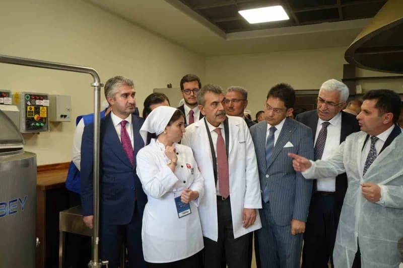 Milli Eğitim Bakanı Yusuf Tekin öncülüğündeki protokol üyeleri liseyi gezdi